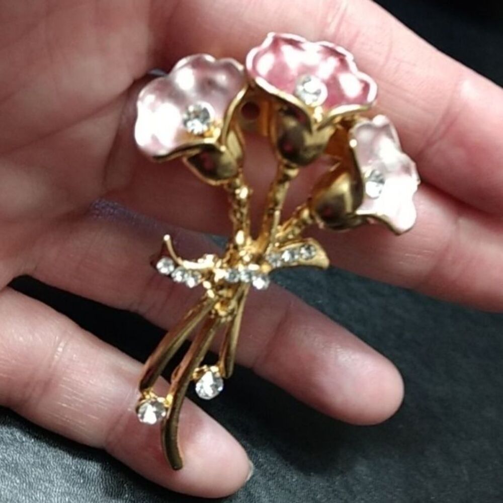 Gold tone flower brooch